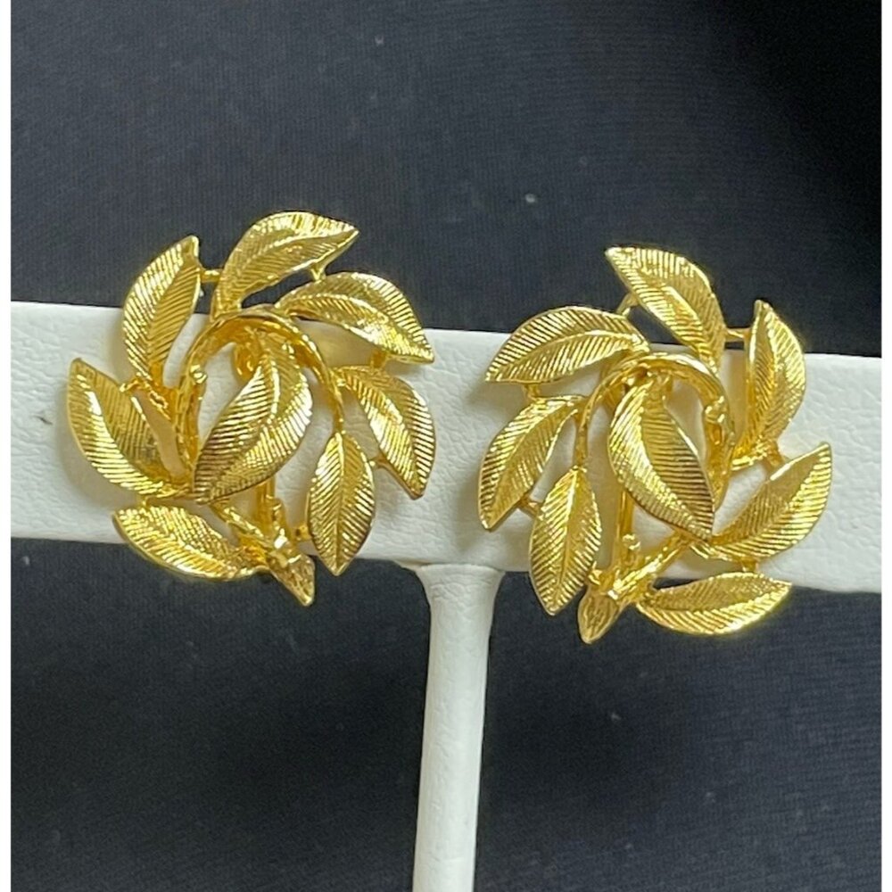 Vintage Signed Napier Brushed Gold-Tone Leaves Round Screw Back Clip On Earrings